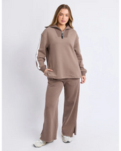 Load image into Gallery viewer, Knit Collar Crew - Brown