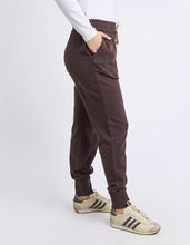 Load image into Gallery viewer, Simplified Trackpant - Coffee