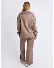 Load image into Gallery viewer, Knit Collar Crew - Brown
