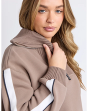 Load image into Gallery viewer, Knit Collar Crew - Brown
