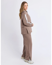 Load image into Gallery viewer, Knit Collar Crew - Brown
