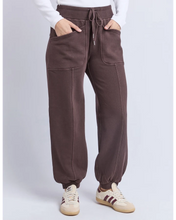 Load image into Gallery viewer, Leo Trackpant - Coffee
