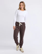 Load image into Gallery viewer, Simplified Trackpant - Coffee
