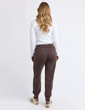 Load image into Gallery viewer, Simplified Trackpant - Coffee
