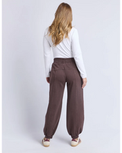 Load image into Gallery viewer, Leo Trackpant - Coffee
