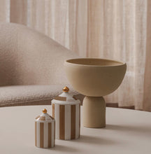 Load image into Gallery viewer, Patchouli, Pear &amp; Oud Ceramic Candle 100g
