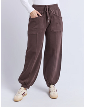 Load image into Gallery viewer, Leo Trackpant - Coffee
