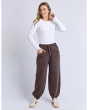 Load image into Gallery viewer, Leo Trackpant - Coffee
